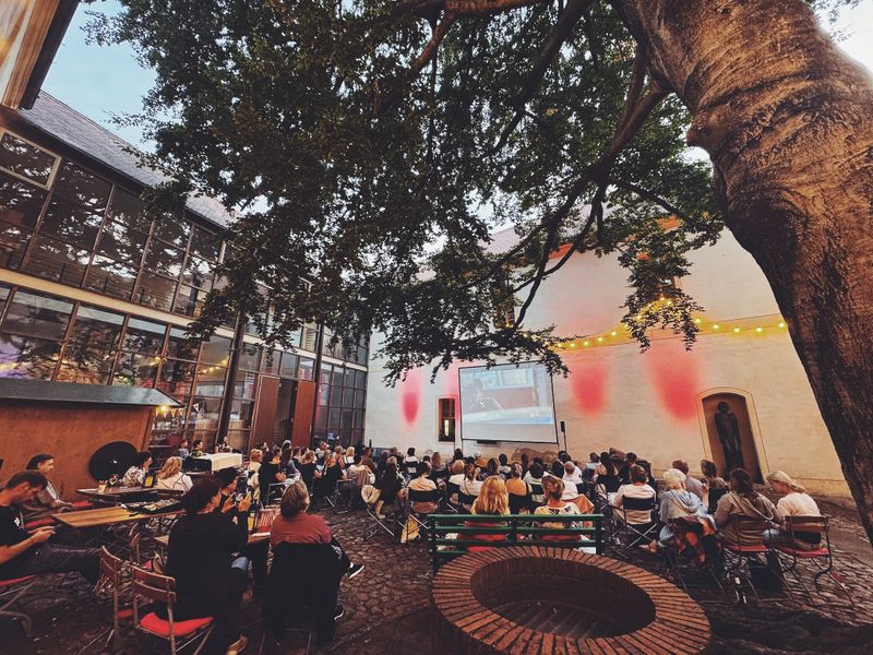 Das Museum des Landkreises Oberspreewald-Lausitz lädt beim Freiluftkino im Schlosshof zum Wiedersehen mit unvergessenen Retro-Filmen ein.